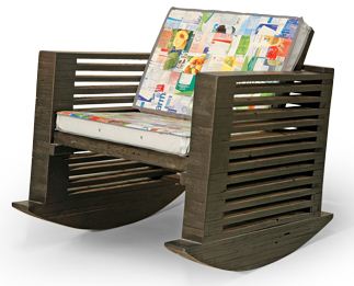 Cadeira de balanço fabricada com ripas de palets descartáveis. Possuem assento e encosto em almofada com revestimento de caixinhas Tetra Pak.