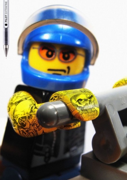 Lego: piloto de moto e tatuado