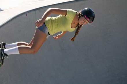 Foto de garota andando de skate
