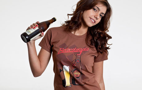 Camiseta com estampa de cerveja