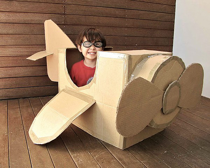 Por fim, um avião de papelão para o futuro piloto.