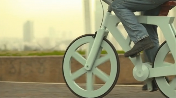 roda da bicicleta de papelão
