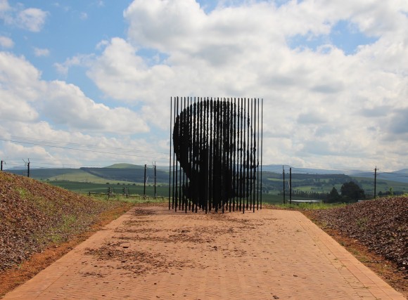 Escultura de Longe onde se ve o rosto de Mandela