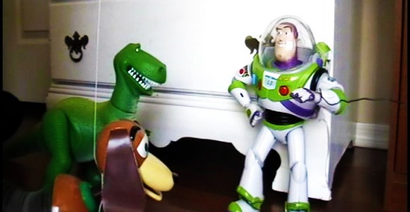Dois amigos norte-americanos regravam Toy Story com bonecos reais