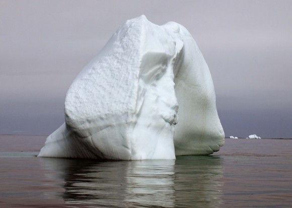 Rosto em Iceberg no Gelo - Paraidolia