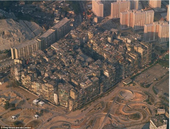 Cidade murada de Kowloon - A maior favela vertical da Historia