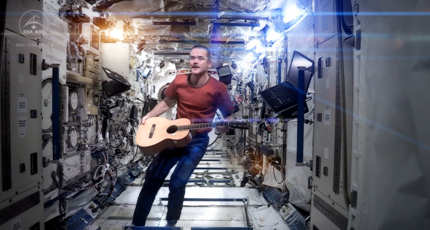 Astronauta-grava-clipe-no-espaço
