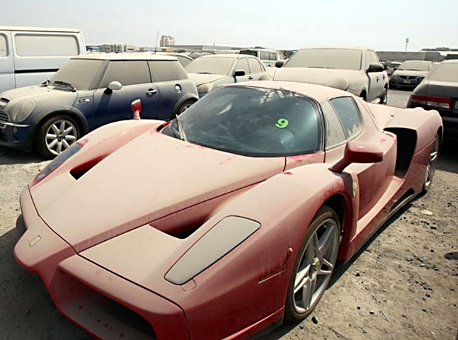 Carros de luxo abandonados em Dubai (1)
