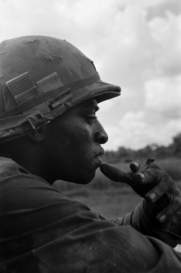 Um soldado não identificado faz uma pausa para um cigarro. Nome, data e local desconhecido.
