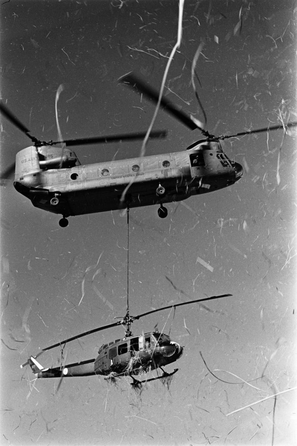 Um helicóptero Chinook resgata um Huey abatido de uma plantação de arroz perto de Trang Bang, janeiro de 1969.