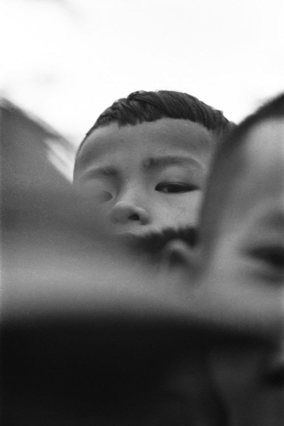 Um menino vietnamita espreita a câmara de Haughey. Nome, data e local desconhecido.