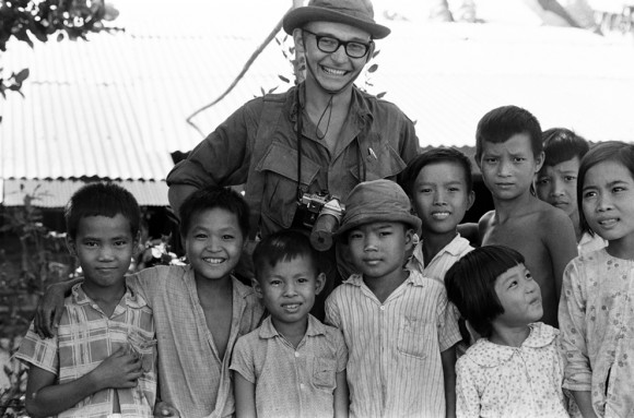 Charlie Haughey posa com um grupo de crianças em idade escolar vietnamitas. Data e local desconhecido.