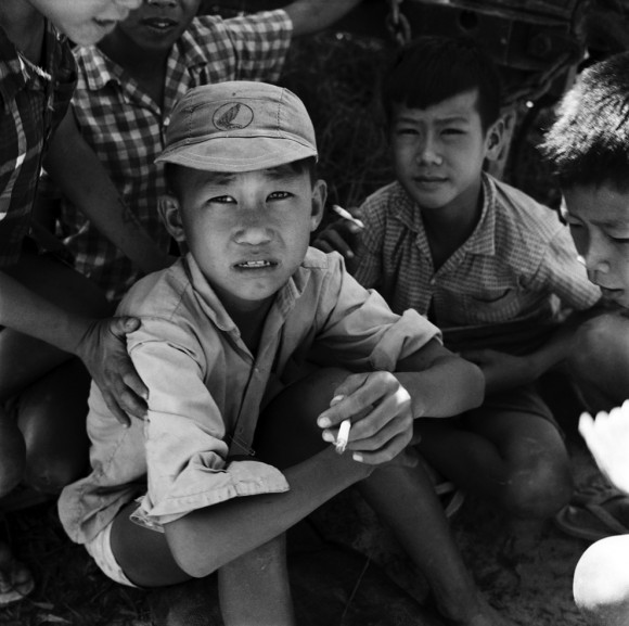 Crianças vietnamitas, nomes, data e local desconhecidos.
