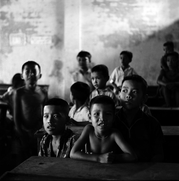 Crianças vietnamitas em uma escola, nomes, data e local desconhecido