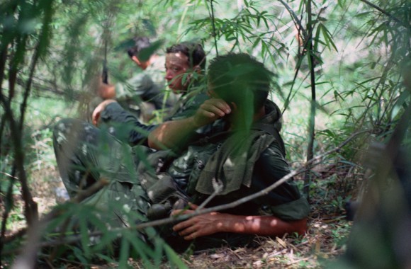 Soldados relaxar sob a capa fina de bambu. Nomes, data e local desconhecido 