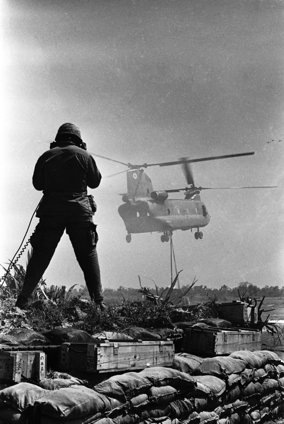Um RTO orienta um Chinook ao entregar uma carga de materiais e suprimentos na base Fire Support Base Pershing, perto Dau Tieng. Nomes e data desconhecidos.