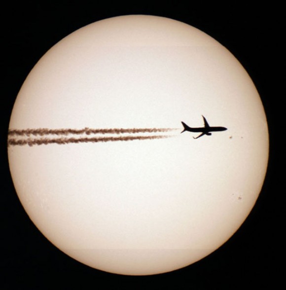 Aviões voando em frente à lua e ao sol (1)