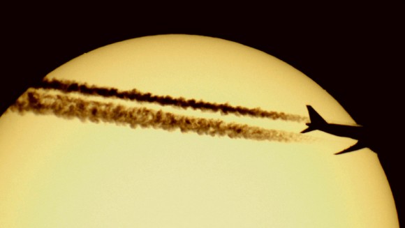 Aviões voando em frente à lua e ao sol (10)