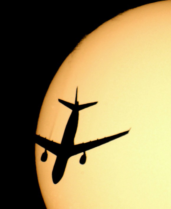 Aviões voando em frente à lua e ao sol (11)
