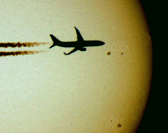 Aviões voando em frente à lua e ao sol (12)