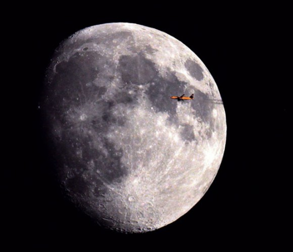 Aviões voando em frente à lua e ao sol (2)