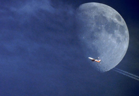 Aviões voando em frente à lua e ao sol (5)