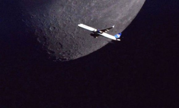 Aviões voando em frente à lua e ao sol (6)