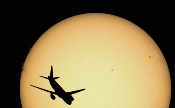 Aviões voando em frente à lua e ao sol (8)