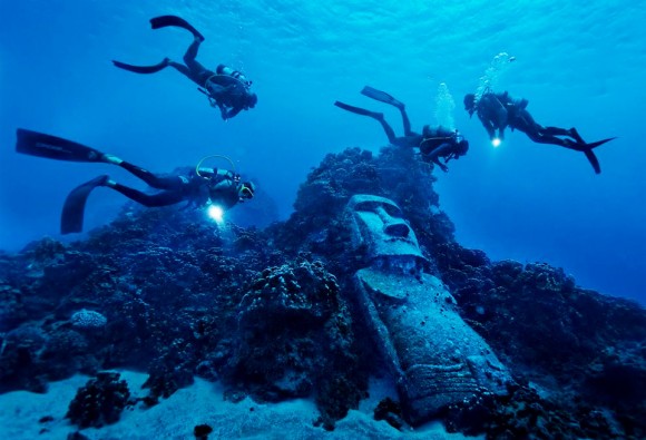 Mergulho sobre misteriosas estátuas da Ilha de Páscoa. Foto por: Randy Olson | National Geographic