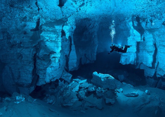 Mergulho na maior caverna de 'cristal' debaixo d'água em águas russas. Foto por: Viktor Lyagushkin