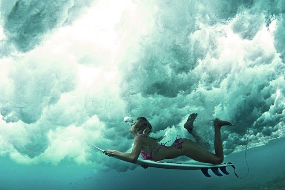 Surfista feminina debaixo d'água. Foto por: Alana Blanchard Rene