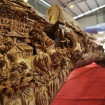 Escultor chines reproduz desenho milenar em tronco de árvore