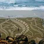 Artista desenha gigantescas obras de arte na areia