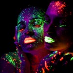 Um ensaio fotográfico com tinta neon que irá massagear seus olhos