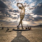 Incrível escultura gigante de metal é instalada em deserto norte-americano