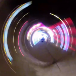 Câmera presa à roda de um carro produz vídeo hipnotizante