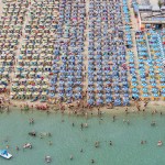 Fotos aéreas mostram a impressionante organização de uma praia italiana