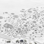 Artista cria desenho gigantesco sobre a neve de um lago congelado