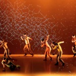 Com projeções, grupo de dança cria impressionantes cenários virtuais para suas coreografias