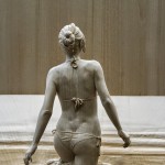 Madeira se transforma em figuras humanas hiper-realistas nas mãos desse escultor