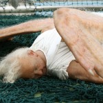 Artistas criam escultura hiper-realista de um anjo caído
