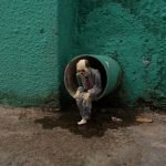Artista espalha miniaturas de esqueletos humanos em ruas do México