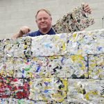 Projeto produz tijolos com lixo plástico retirado dos oceanos