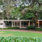 Visite essa casa modernista em meio a uma reserva ecológica em São Paulo