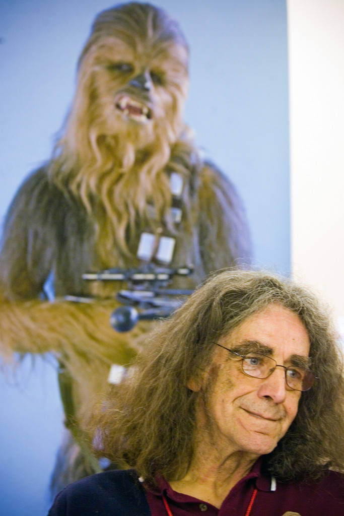 Quem é o ator por dentro de Chewbacca em Star Wars?