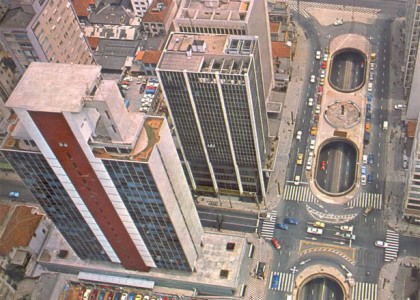 Foto aérea mostra São Paulo no início dos anos 80