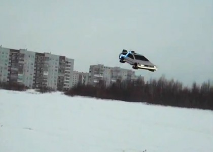 Russo constrói DeLorean voador de controle remoto