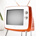 TV retrô exibe imagens em cores, preto e branco ou sépia