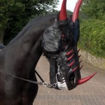 Cosplay animal: cavalo com fantasia de dragão