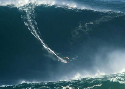 Havaiano pega a maior onda já surfada no mundo